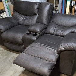 Power Reclining Loveseat w/ Console & Cupholders - Barely Used - Excellent Condition