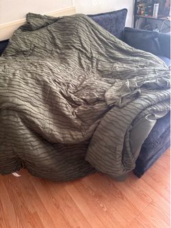 Queen comforter + 2 shams