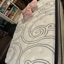 ✅ $325/$380 ♥️❤️♥️ Beautiful queen size mattress and box spring- this mattress is so very comfortable-- ($325 for just the mattress or $380 if you wan