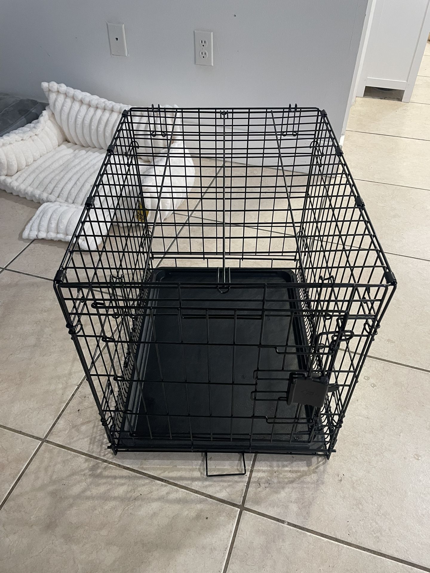 Amazon Basics Durable, Foldable Metal Wire Small Dog Crate with Tray, Single Door, 24 x 18 x 20 in, Black