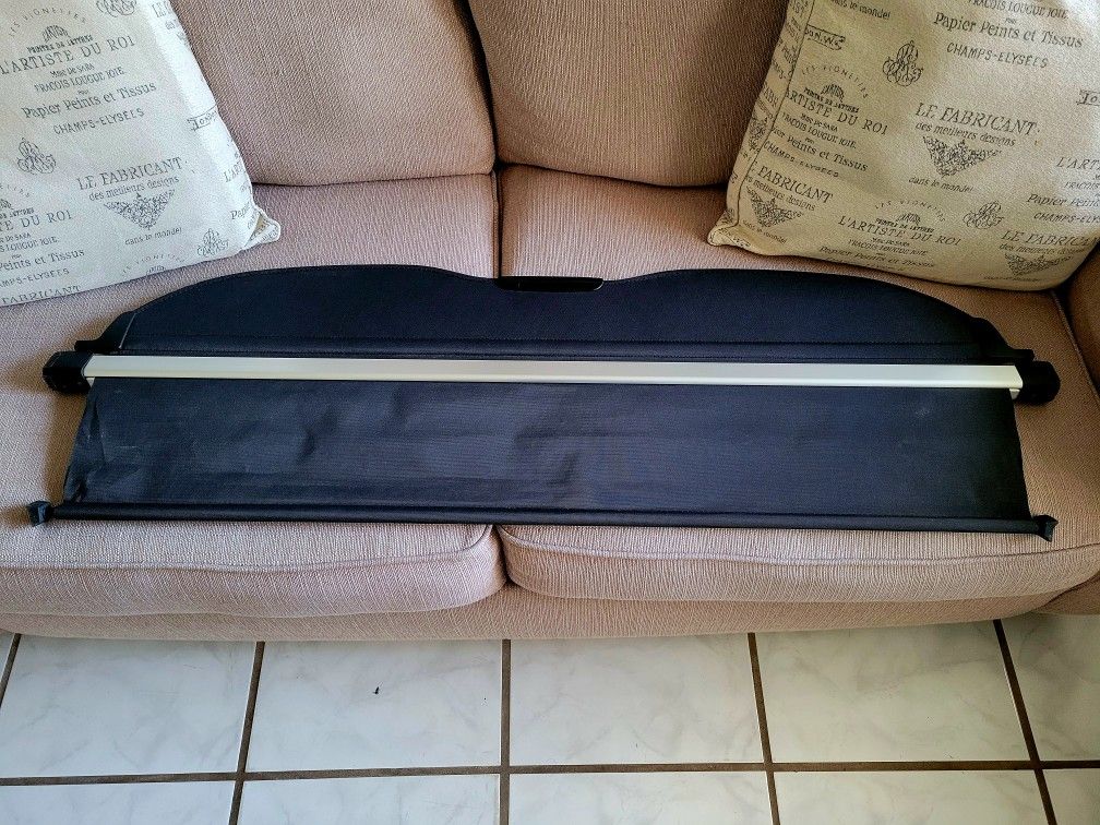 2019-2024 Subaru Forester Retractable Cargo Compartment Cover 65550SJ000 Genuine. Excellent Condition.