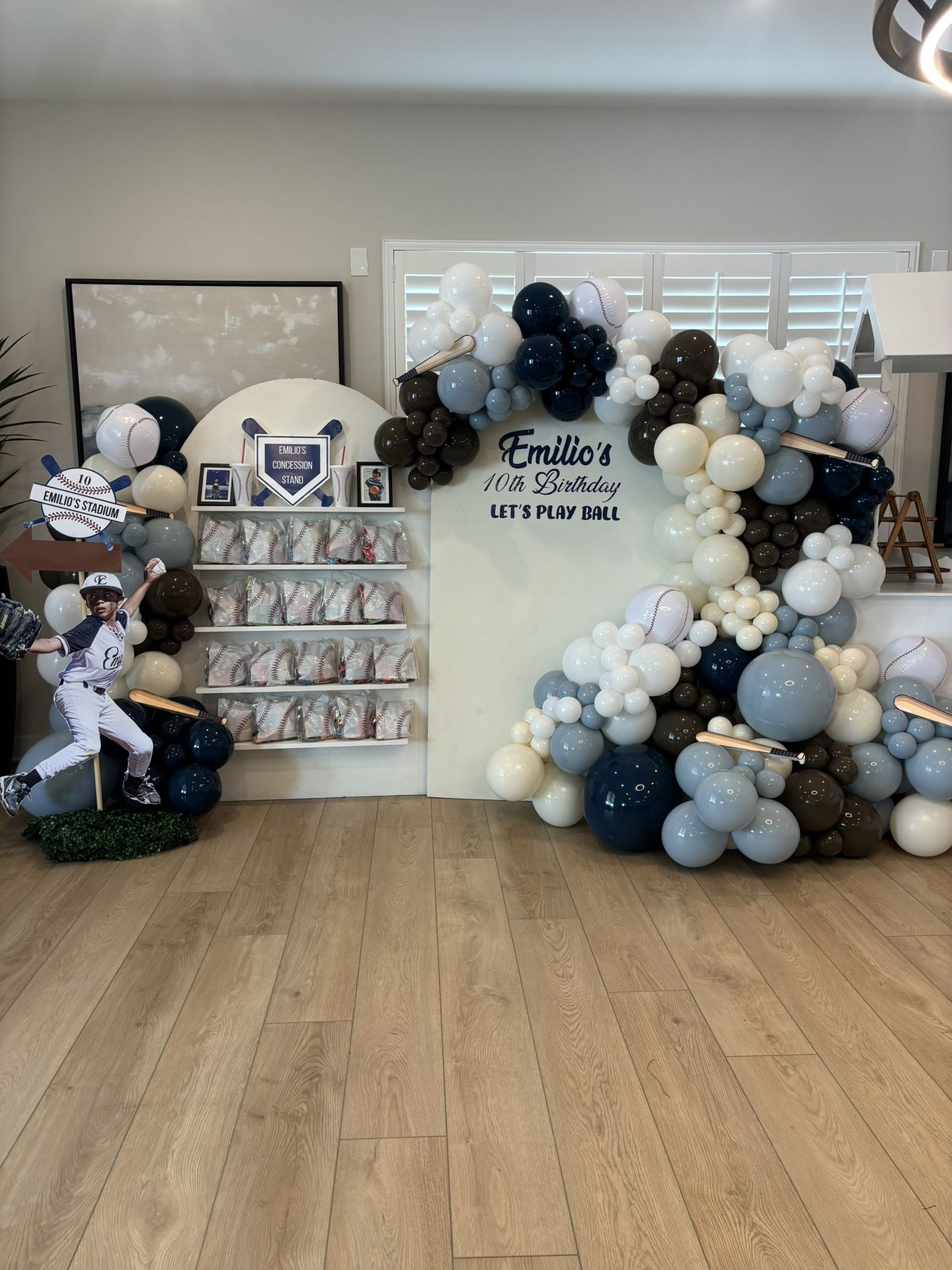 Favor Back Drop With Balloon Garland