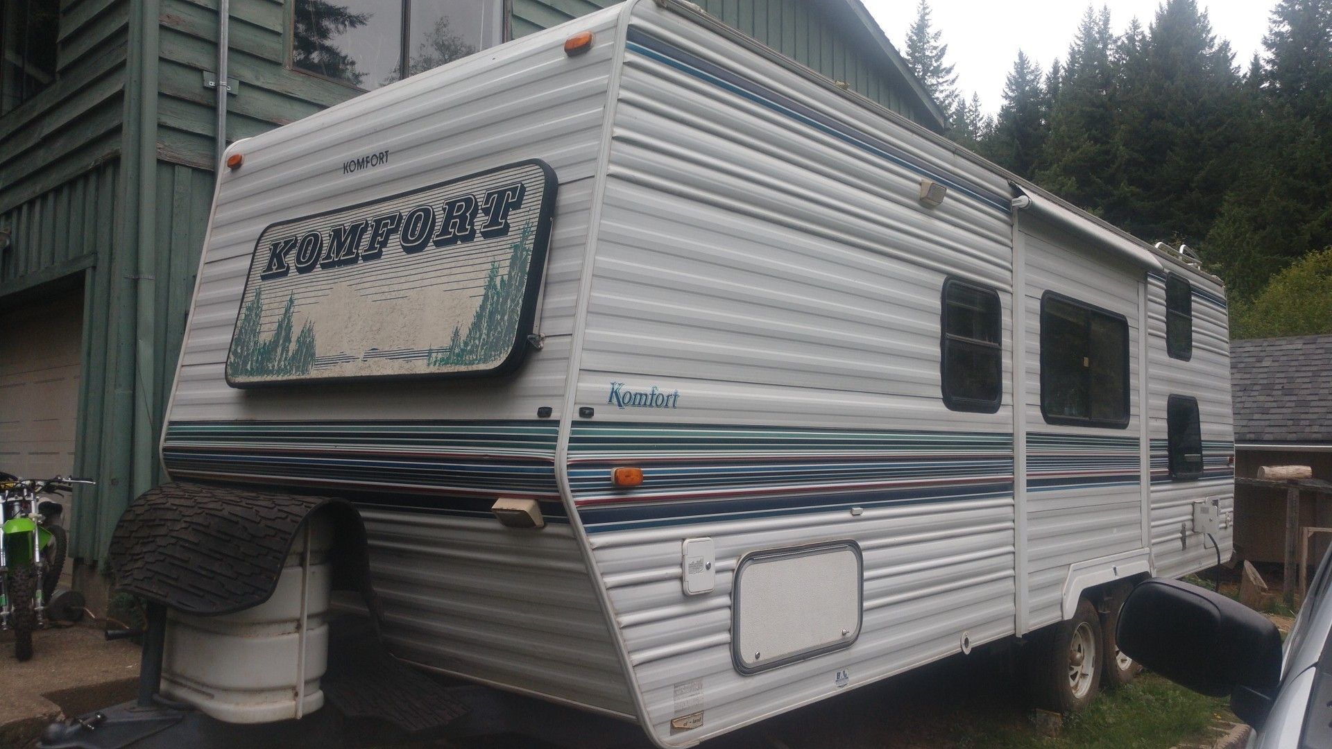 1998 27' Komfort camper trailer