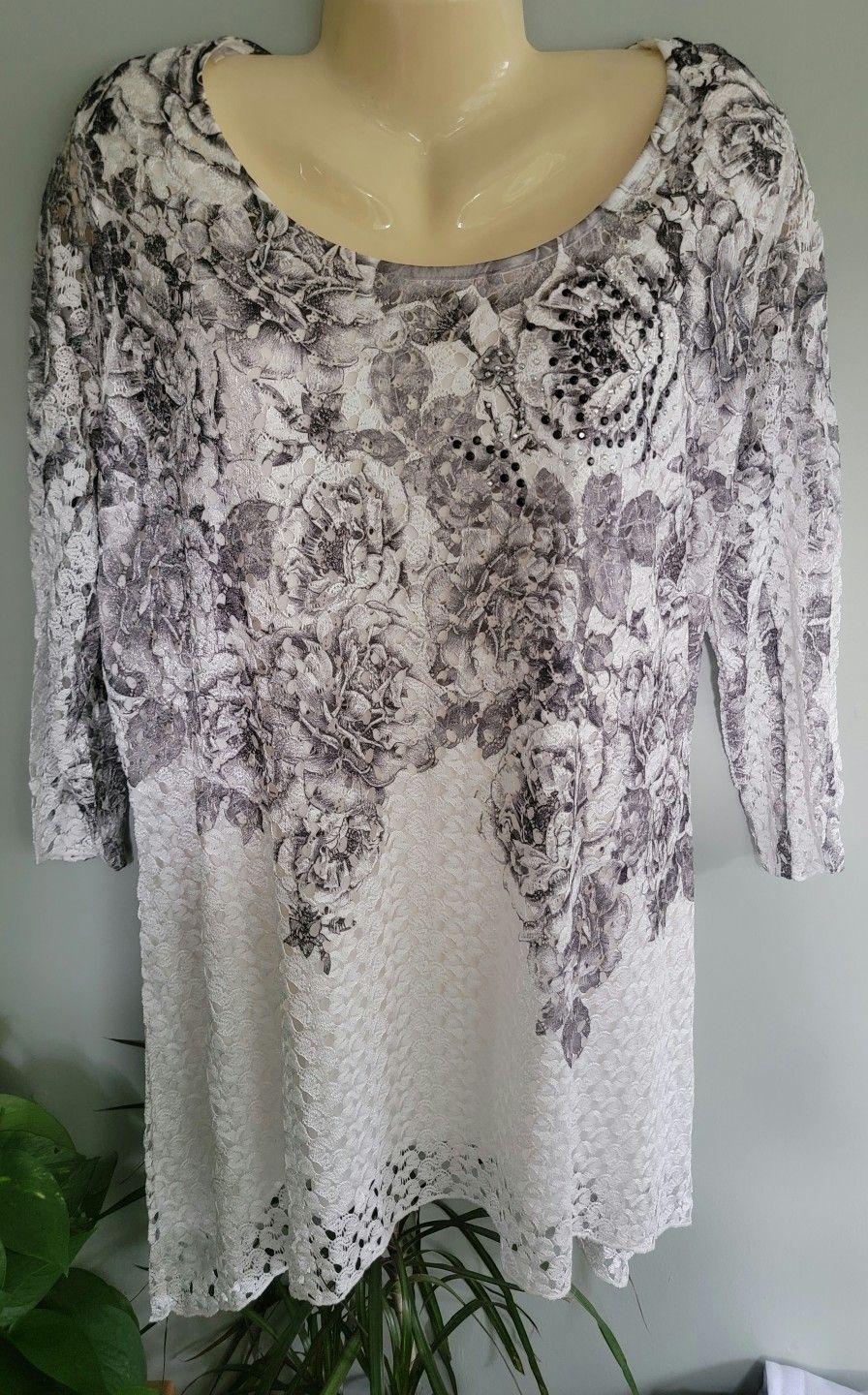 Women's XL White Gray Floral Motiff Lined Lace Top Beaded