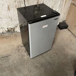 Magic Chef Mini Fridge 
