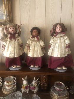 Caroling dolls