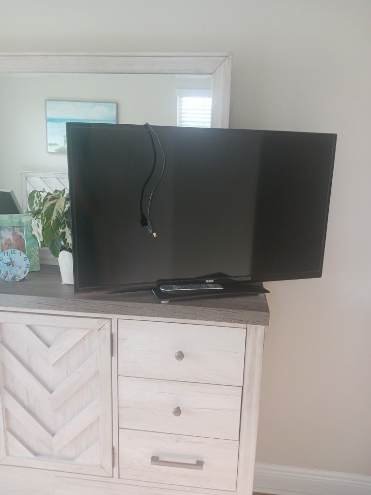 RCA 23 Inch Color TV In Good Shape Not Used So Much