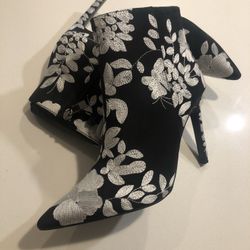 Beautiful Embroidered Black/White 7.5 Ankle boots