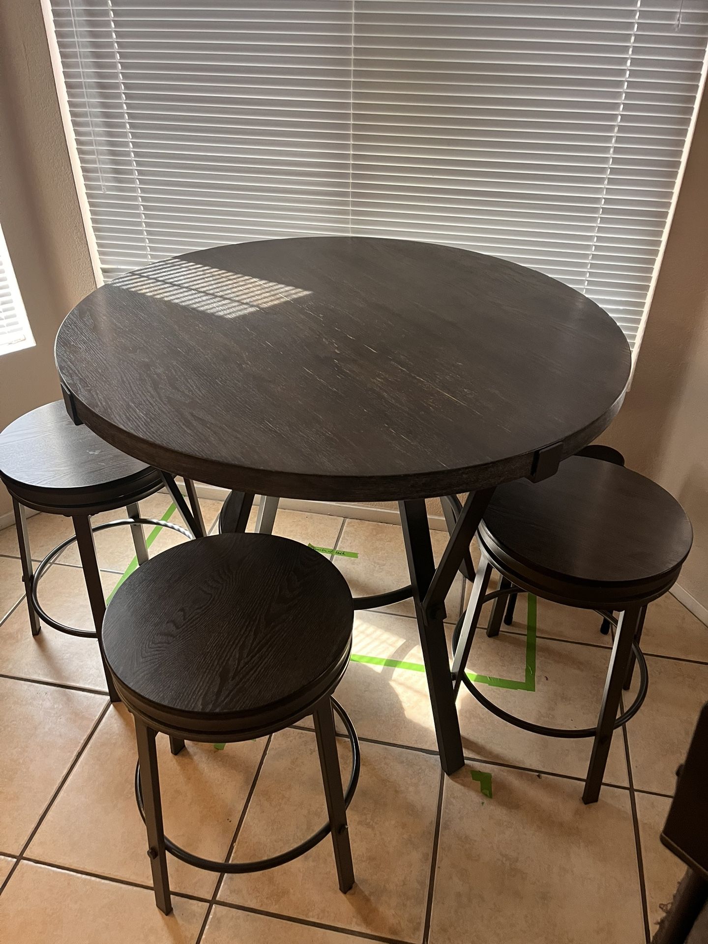 Round Dinning Room High Table & Stools