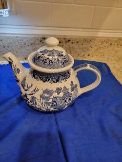 Blue Willow China Teapot (Never Used)