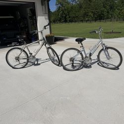 PAIR OF GIANT MOUNTAIN BIKES