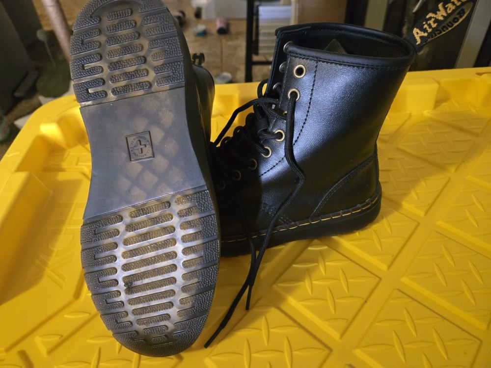 New Without Tags Size 7 Women's Doc Martens