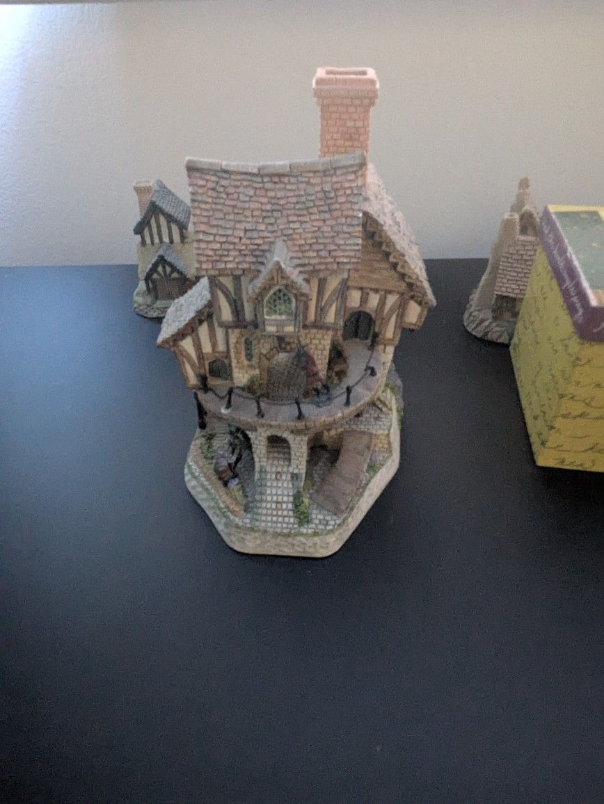 15 House Statues