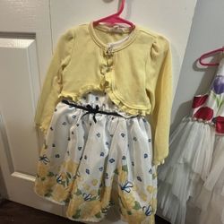 4T girls dress yellow and white flower lightly worn.