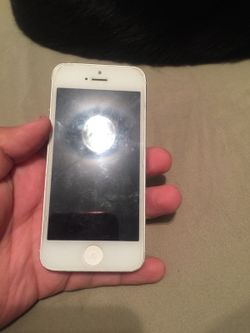 iPhone 5 water damage just for parts screen in great condition