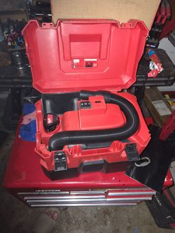 Milwaukee m12  portable vacuum