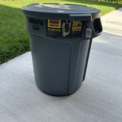 Rubbermaid Commercial Products BRUTE 20 Gal. Round Vented Trash Can with Lid