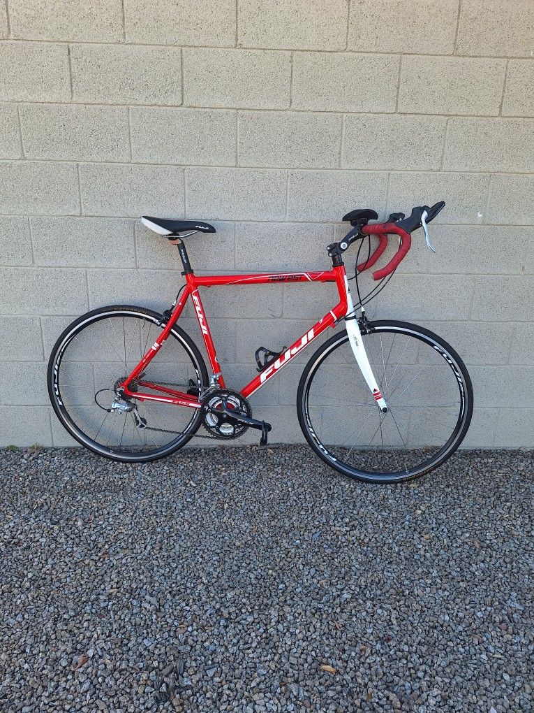FUJI 700 C WHEELS   ROAD  BIKE  LIKE NEW ( CHECK MY OTHER BIKES)