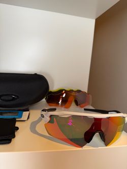 Oakley Radar Ev Sunglasses with Extra Lenses and Case-Lentes