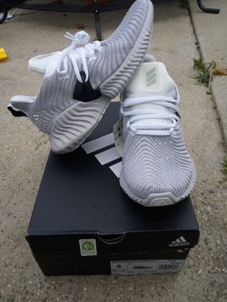 New Adidas size 6 for men 7 1/2 for women