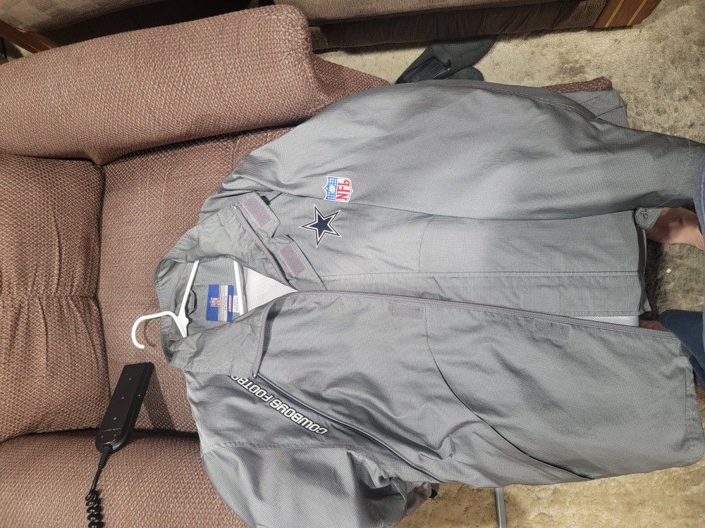 Dallas Cowboys Large  Authentic Rain Wind Breaker 