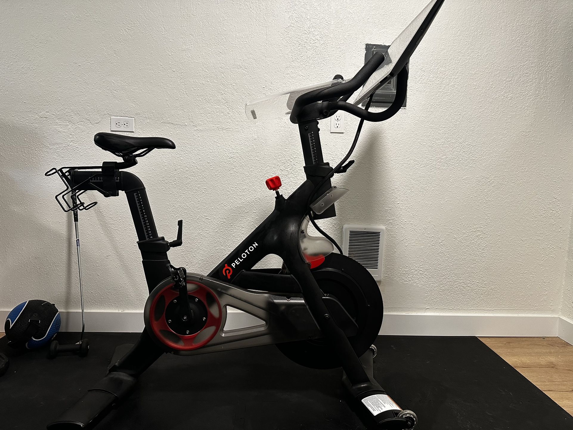Peloton 2020 Great Condition / With tray, Weights, And Two Pairs Of Shoes