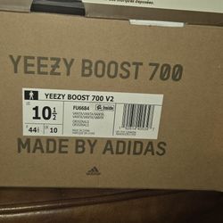 Yeesy Boost 700 V2 Size 10. 5