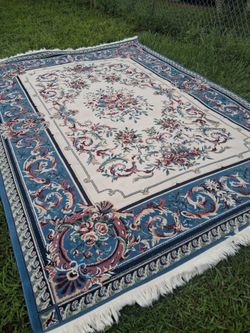 BEAUTIFUL LARGE 9 FT BY 12 FT AREA RUG