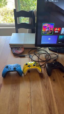 1TB XBOX S1  WITH 3 controllers