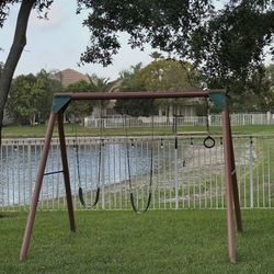 Swing-N-Slide Orbiter Complete Swing Set , In Excellent Condition 
