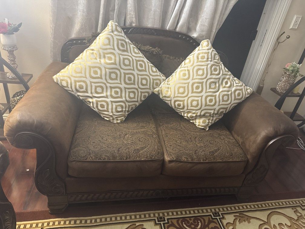 Living Room Set. Sofa And Love Seat Set. 