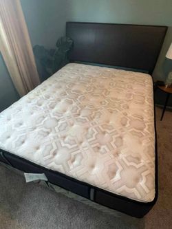 Like New queen size sealy posturepedic luxury mattress