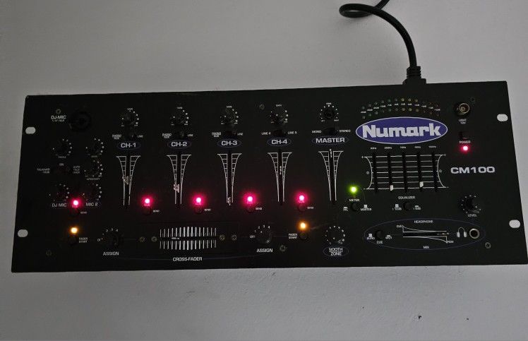 Numark CM100 4-Channel Rackmount Mixer – Working, Missing Fader Caps