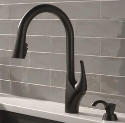 Delta Matte Black Pull-Down Kitchen Faucet New In Box