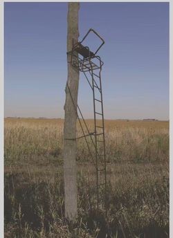 #R4  18’6” Ladder Treestand Foot Platform: 23.5” × 29” Seat: 23” × 18” Flip-Up Seat • Adjustable Padded Rail • Flip-Back Footrest Weight Capacity: 350