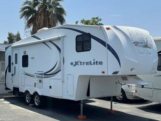 2012 Wildcat XtraLite 25' 5th Wheel Trailer W/ Slide Out - CLEAN
