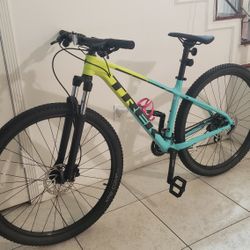 Trek Bike: Marlin 5 Gen 2 Size M
