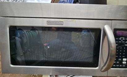 gas stove comes with microwave in good condition