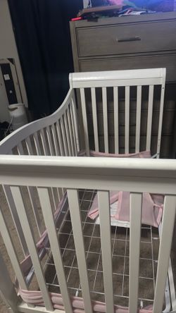 Crib makes into toddler bed