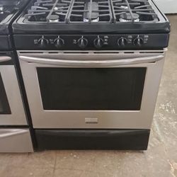 Frigidaire Gas Stove W/ Convention Oven 