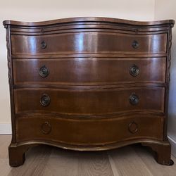Union National Georgian Style Serpentine Bachelors Chest Buffet Dresser