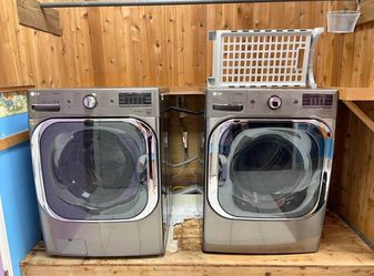 LG Mega Capacity Washer & Gas Dryer Set – Steam – Works Great