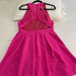 Vestido 👗 Lulus Size Large , Color Rosa Mexicano , Con Un Lindo Escote En La Espalda . Buenas Condiciones ..