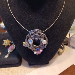 BEUTIFUL  VINTAGE CHOKER, PIN AND PENDANT ONLY $10.