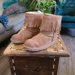 Youth Ugg's Short Size 4