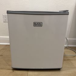 Black+Decker Freestanding Mini Fridge With Freezer - White 1.7 cu