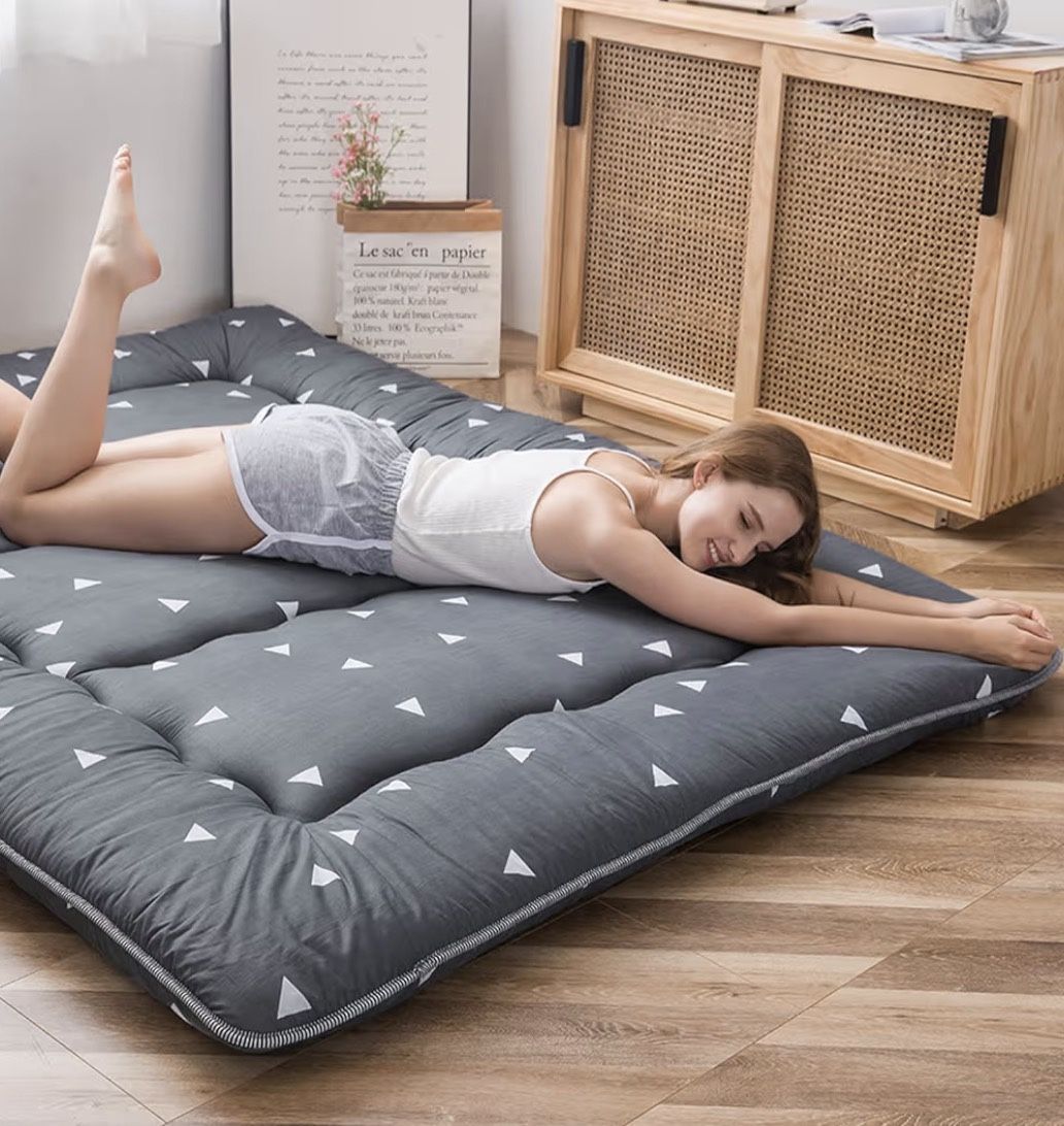 MAXYOYO Grey Triangle Japanese Floor Futon Mattress – King Size (BRAND NEW, with full accessory set)  ✨ Features & Highlights  🛏 Comfort & Support 	•