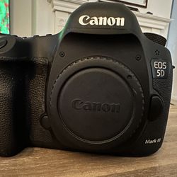 Canon EOS 5D Mark III Full frame sensor DSLR - like new!