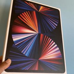128GB Apple IPad Pro 12.9” 5th Generation (Latest 2021 Model / M1 chip ) WiFi + cellular (5G) with Accessories (Like new condition)