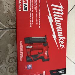 Milwaukee M12   23 Gauge Pin Nailer Kit 